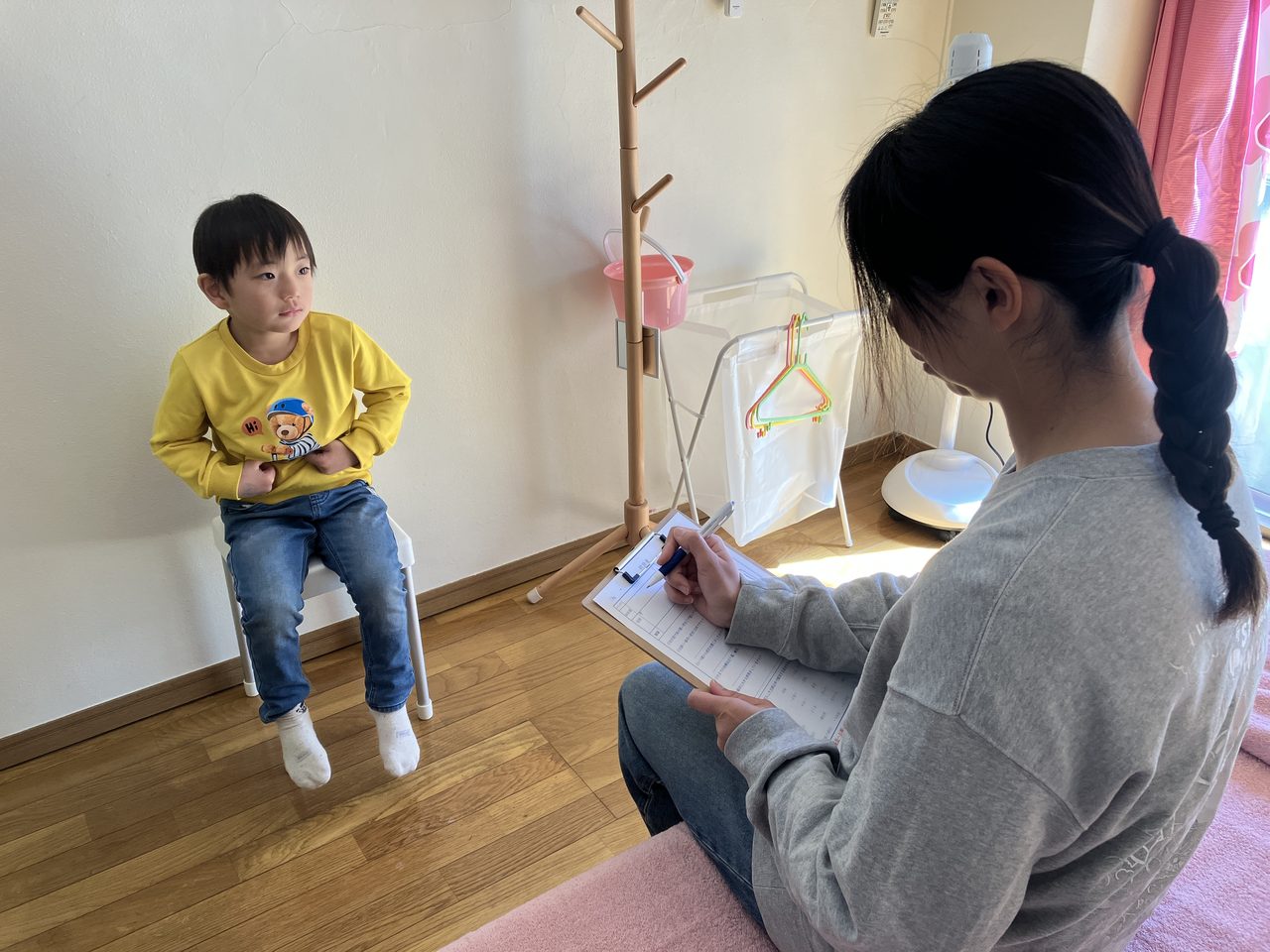ピンクの壁紙が落ち着くひぽくら鍼灸院の院内