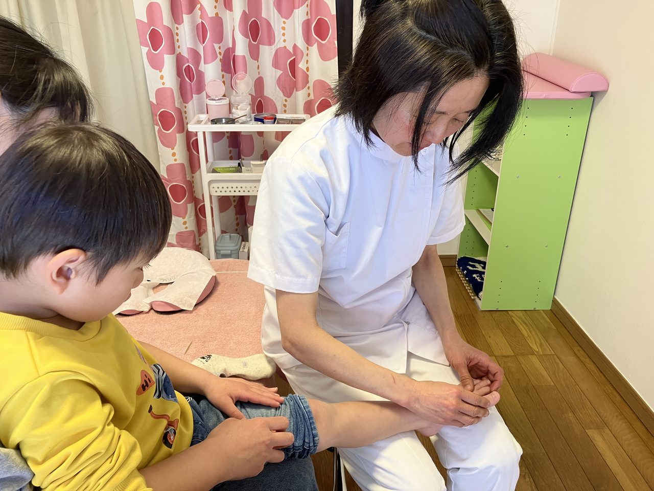 小児はりを受けるお子さまと小川院長