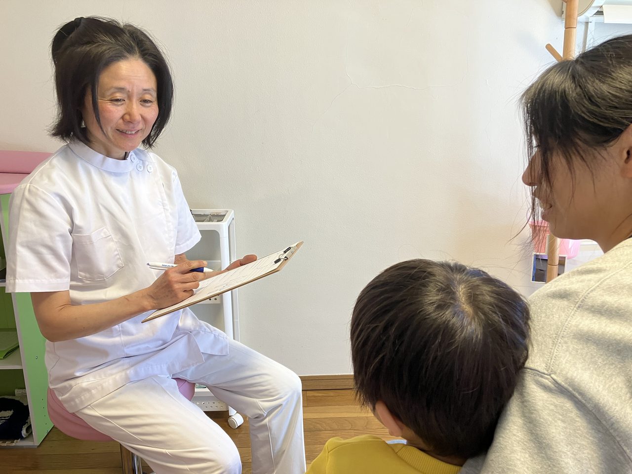 刺さない小児はりで皮膚をなでる様子